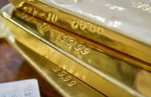 الذهب والفضة يتراجعان مع ارتفاع الدولار