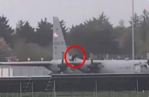 اقتحام طائرة عسكرية أمريكية داخل مطار شانون