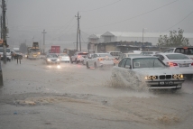 طقس قاسٍ يضرب 14 دولة عربية.. وفيات وسيول وتعليق دراسة