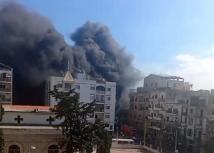 لبنان: فرق الإطفاء تتدخل لإخماد حريق ضخم في مبنى مهجور بطرابلس