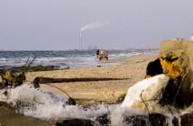 الاحتلال يلوث البحر المتوسط ويحمل الآخرين المسؤولية