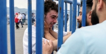 تفاصيل مروعة يرويها ناجون من قارب المهاجرين الذي غرق باليونان
