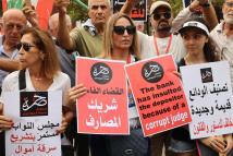 احتجاجات المودعين تهدد الاستقرار المالي في لبنان