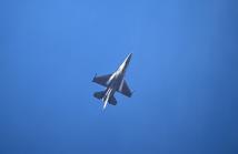 مقاتلة أمريكية تهبط اضطرارياً في الشرق الأوسط… ماذا حدث؟