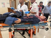 اعتداء مستوطنين على مسعفين ومتضامنين أجانب أثناء قطف الزيتون في بيتا