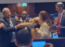 كنيست الاحتلال يحتفل بالموت: بن غفير يوزّع الحلوى بعد تمرير قانون “إعدام الأسرى الفلسطينيين”