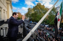 الشيباني يرفع العلم السوري في لندن ويعلن عودة دمشق إلى الساحة الدولية