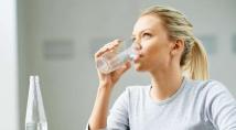 أضرار كثيرة لشرب المياه بعد تناول الطعام مباشرة
