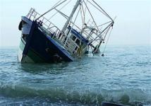 غرق سفينة إماراتية في مياه الخليج وعلى متنها 30 راكبا 