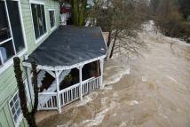 بعد عاصفة قوية.. استمرار احتمال حصول فيضانات في كالفورنيا