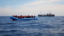 عشرات المهاجرين اللبنانيين والسوريين محاصرون في البحر