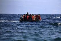 معظمهم مصريون.. عشرات المهاجرين عالقون في البحر منذ 9 أيام