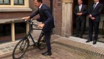  رئيس وزراء هولندا يغادر منصبه على درّاجة هوائيّة