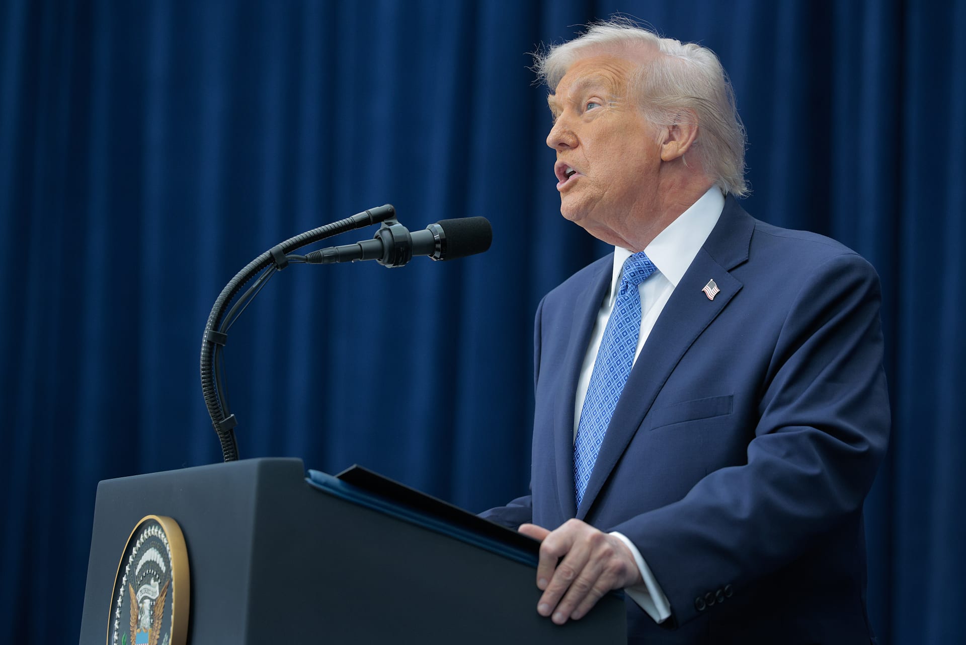 ترمب يرفع الضغط على إيران ويهدد برنامجها النووي