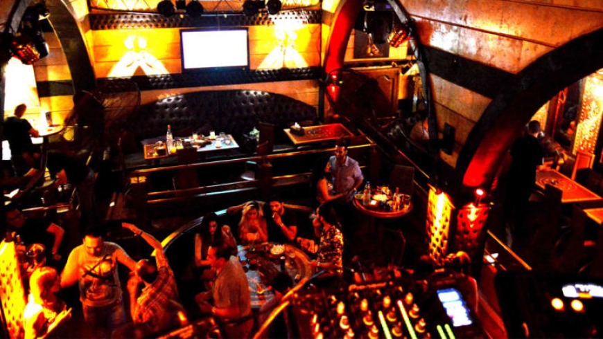 بعد الجدل.. محافظة دمشق تشرح تنظيم بيع الكحول