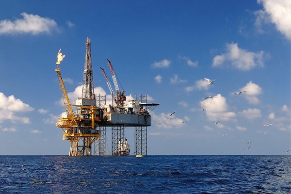 النفط يحقق مكاسب أسبوعية مع احتمال خفض إنتاج "أوبك+"
